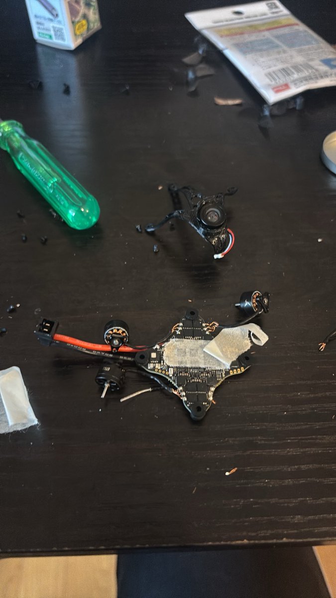 rc_fpvk's tweet photo. モーターが3つとも断線してとんでもないことになりました、、
解決法とかアドバイスありましたらお願いします、、、心折れてます💔 https://t.co/D4KzoToPQB