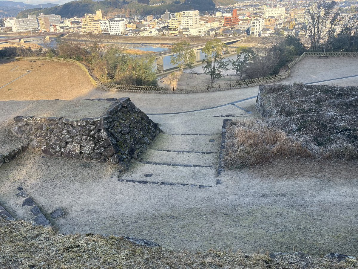 g9SDSBd4cJvmRiX's tweet photo. 熊本県人吉市にある人吉城🏯
#熊本県の城跡

相良氏代々の居城で、鎌倉時代から明治時代まで続き、人吉を領した珍しい大名であった。
天正17年相良長毎の改修により、石垣を用いた。
近世城郭へと変貌しました。 https://t.co/IPgifiMw05