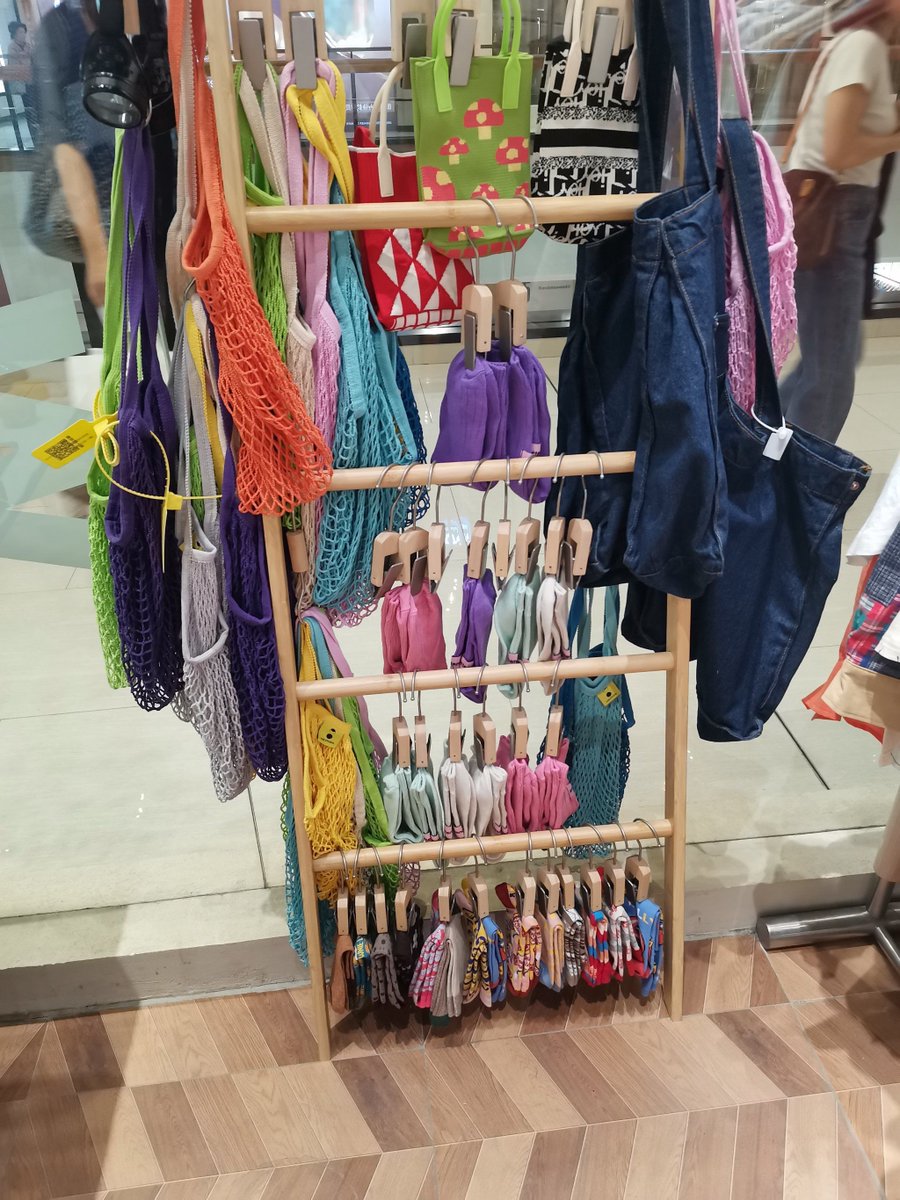 FaustinoCejr's tweet photo. Clearing out the closet and found some great preloved items in good condition – ready to give them a new home!， https://t.co/PSrLllxA1i
