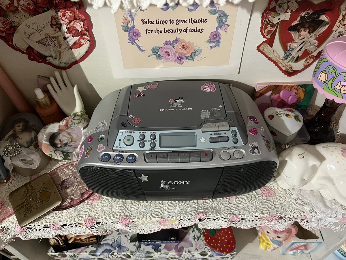 LesbianStrawbie's tweet photo. precisely why i got a boombox again https://t.co/80tbfjpYwt