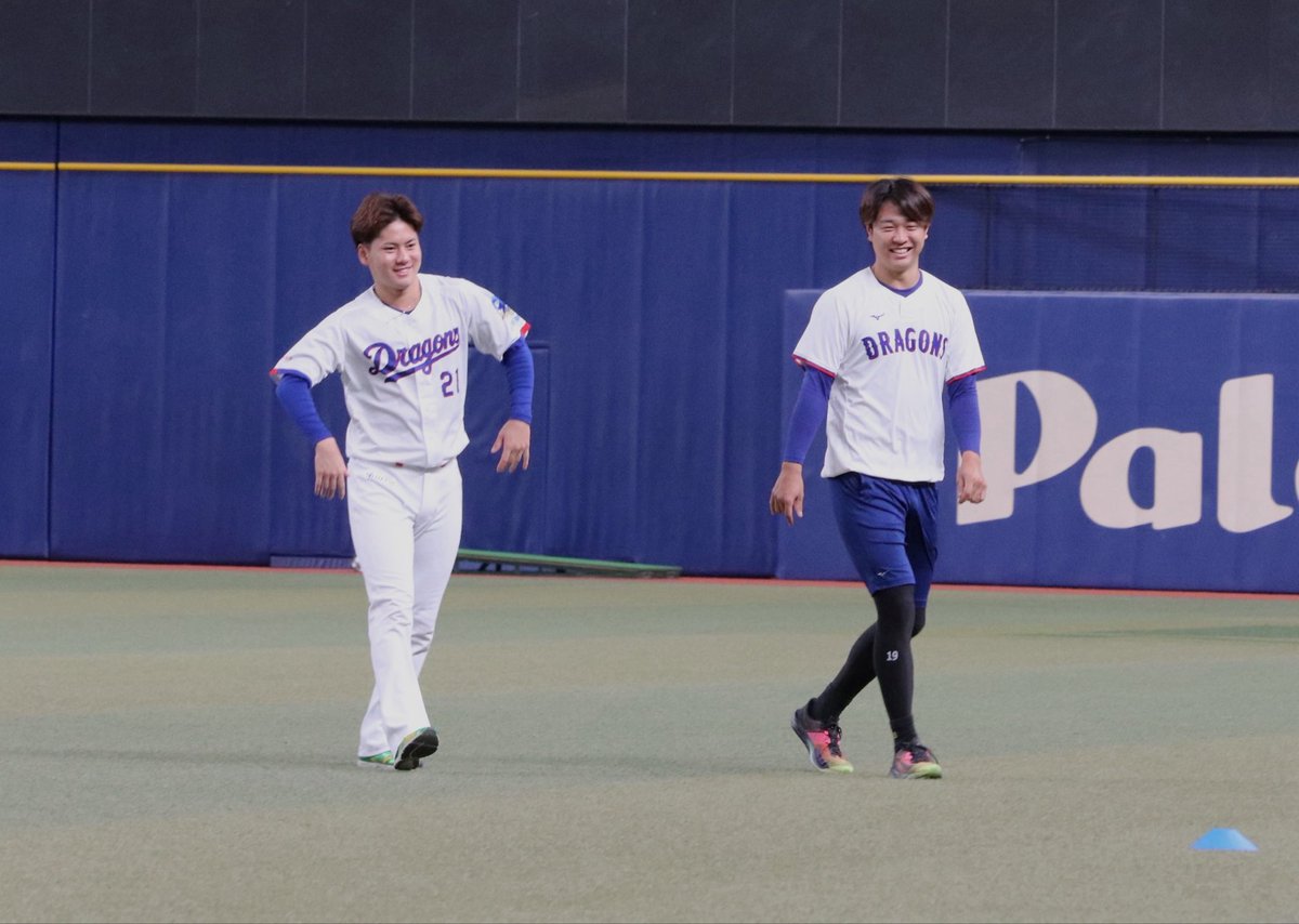 nikkan_dragons's tweet photo. 笑顔でアップを行う仲良し同学年コンビの
#金丸夢斗 選手と #高橋宏斗 選手 https://t.co/TFdPsMpepI