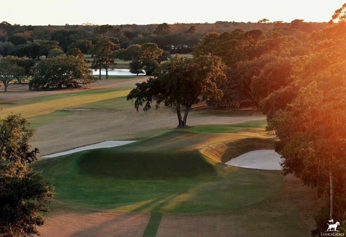 LinksGems's tweet photo. The last in tonight’s Raynor trifecta: the Country Club of Charleston.

It’s long been an axiom in golf that if you’re going to name your club after the city it’s in, your golf course better be damn good.

Any city would be proud to have this 1925 Raynor design take its name. https://t.co/9UtMjEAutb