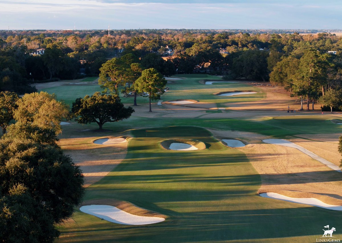 LinksGems's tweet photo. The last in tonight’s Raynor trifecta: the Country Club of Charleston.

It’s long been an axiom in golf that if you’re going to name your club after the city it’s in, your golf course better be damn good.

Any city would be proud to have this 1925 Raynor design take its name. https://t.co/9UtMjEAutb