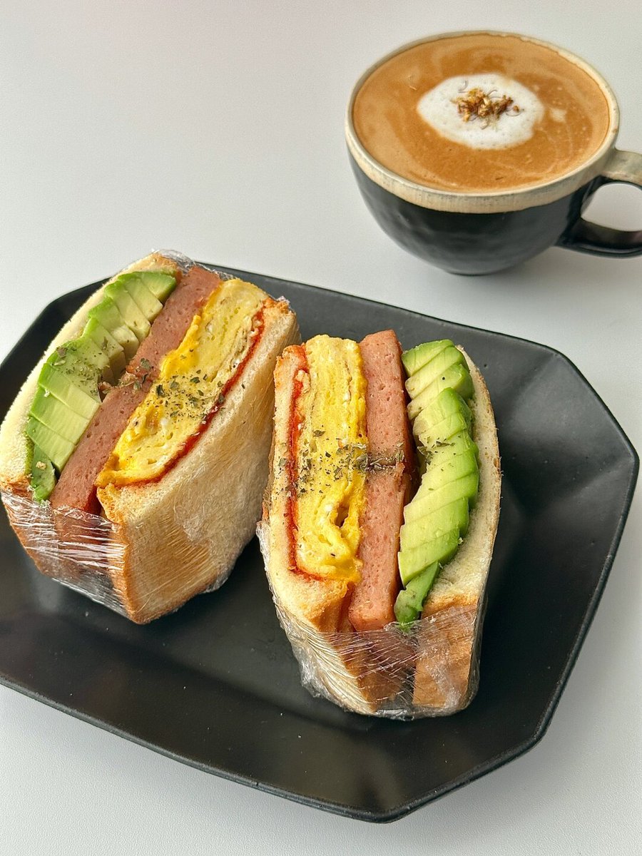 camed465591's tweet photo. [Quick weekday win: loaded avocado toast with a fried egg and a side of cherry tomatoes—crunchy, creamy, fueling the whole afternoon ]， https://t.co/ehXn7nIvvl