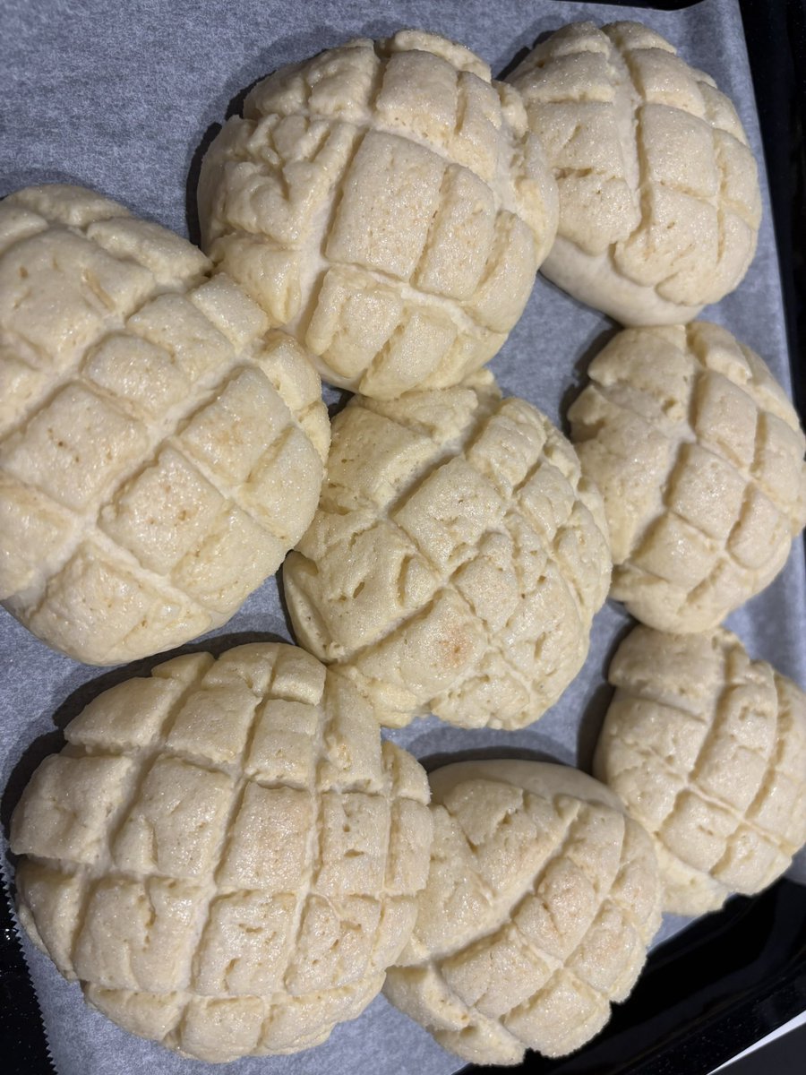 Meron_nz's tweet photo. 昨日出勤前と家帰ってからパン作った
パン作りデーだ〜
おいもパンとメロンクリームパン！
今日友達に配るから1つだけ食べたけど
美味すぎて自分天才かと思った https://t.co/oFpln8NiUJ