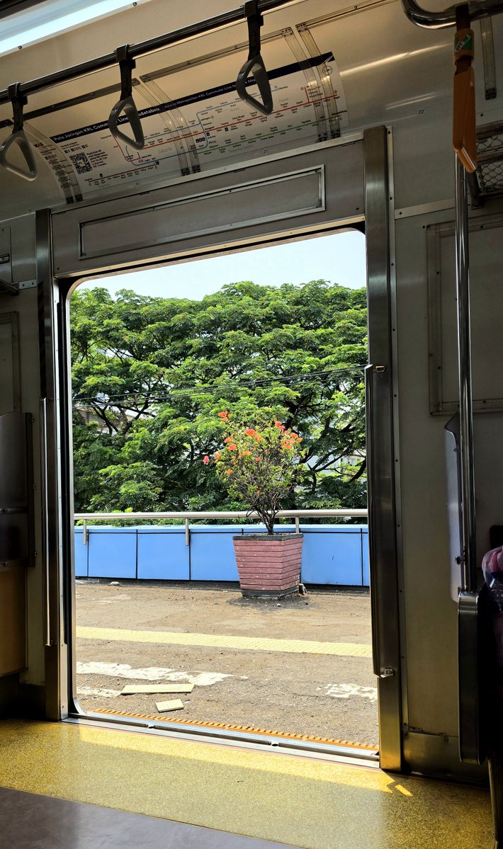 SwainThey's tweet photo. Stasiun Juanda... https://t.co/RC0XUjvIGQ