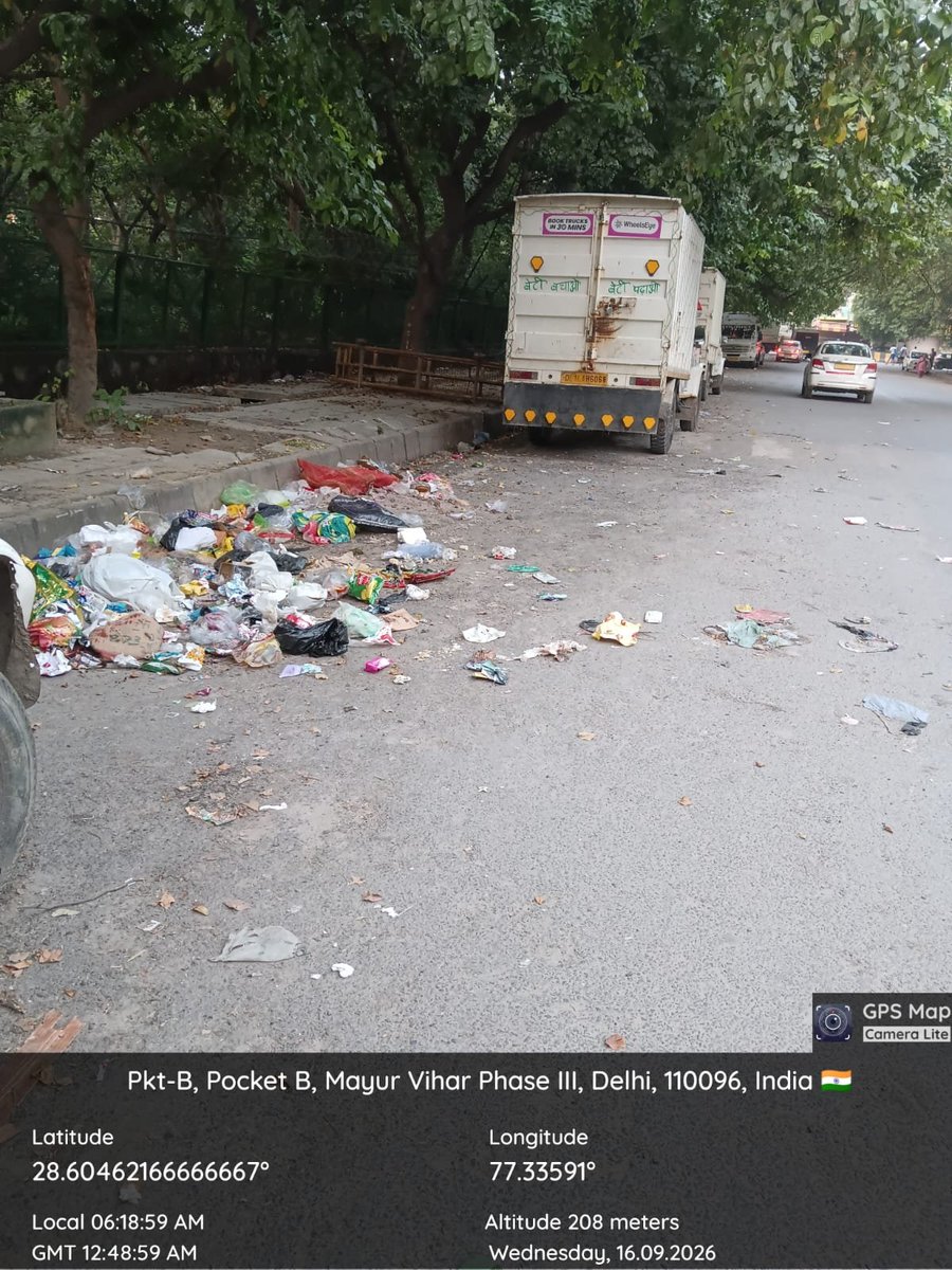 SwainIti's tweet photo. @dcshahsouth @muneshdeda @LtGovDelhi @MCD_Delhi @official_dda Situation is getting bad gradually. Turning into a garbage spot. Pls put some signboard to warn of strict punishment. Pls inform local police also. https://t.co/mqEXH72yUT