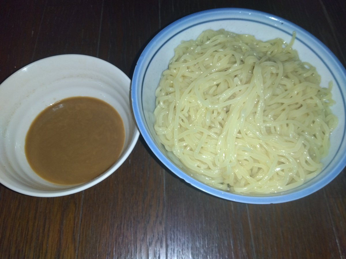 MakoVw3's tweet photo. 今日の昼食🙂
#昼食　#大盛　#ざるラーメン
#焙煎ごまだれ　#マルちゃん
#東洋水産　#自宅リビング https://t.co/QyfgXTwvyi