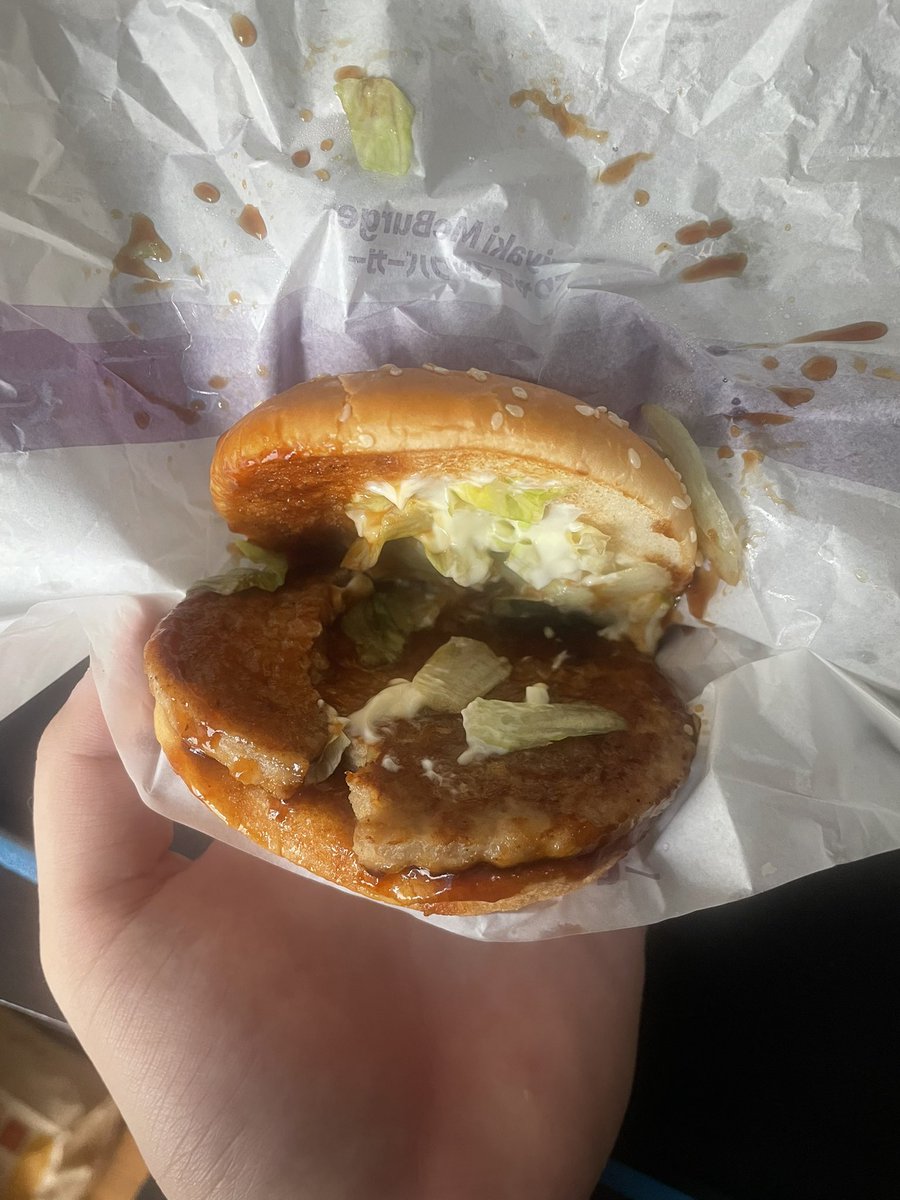 yuki3daif9's tweet photo. 久しぶりにトラブルの多い最寄りのマックで注文したらこれ。
電話したら流石に取り替える対応してくれたけど、どんな思考したら客にこんなものを提供するんだか
考え過ぎかもだけど気持ち悪くて食べられたもん���ゃ無い🤮 https://t.co/h3YeTptKPS