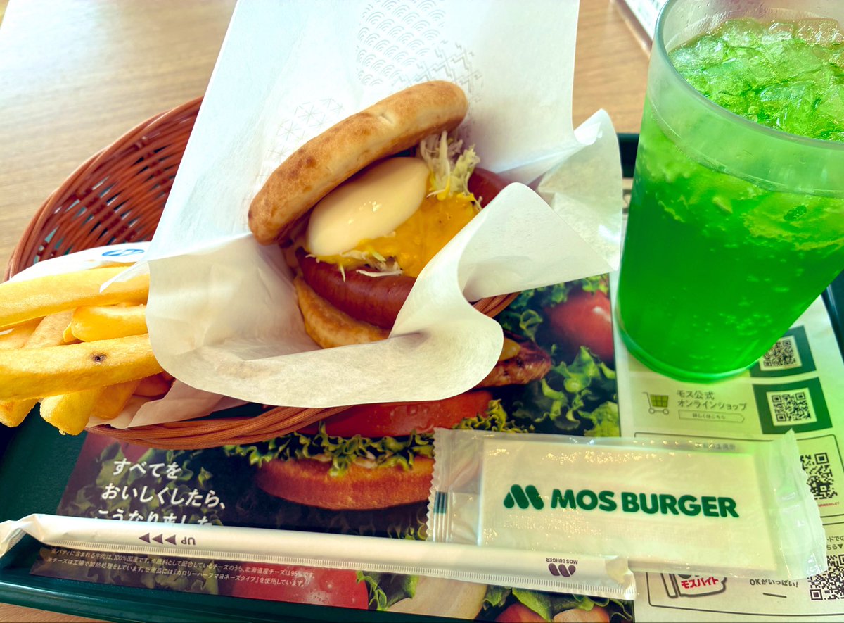 itika_01's tweet photo. こんいちかー🍓🌸
モスバーガーの月見フォカッチャ美味しかった🌕🍔🧀 https://t.co/HV1CdZb6ib