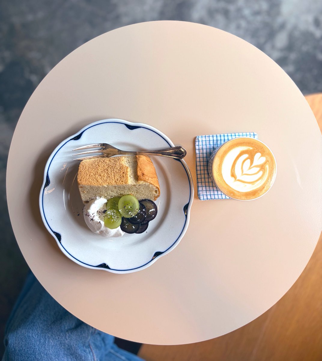 cafe_rie's tweet photo. 雨が多くて体調不良になる人が多いみたいだけど、万年在宅ワークだから日光に当たらなくても大丈夫なわたし👍
上からの写真うまく撮れた✨
シフォンケーキ葡萄は今日まで🍇
📍フォレルスケット https://t.co/FSepvvcPl7