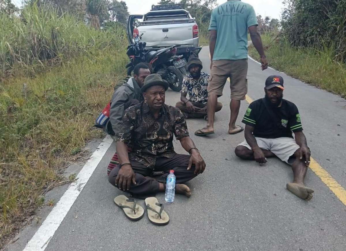 foolinsights's tweet photo. Ringkasan Peristiwa Penembakan Sopir di Jalur Trans Wamena–Nduga oleh TPNPB🤬

Waktu dan Lokasi: Selasa, 15 September 2026, di jalur Trans Wamena–Nduga (sekitar Gunung Boy/Pertigaan Danau Habema), Papua Pegunungan.

Kronologi Singkat:
Pencegatan: Kendaraan lajuran yang dikemudikan oleh Aris Sanda (warga asal Toraja) untuk menjemput rombongan masyarakat yang dikaitkan dengan Tomi Gwijangge dihadang oleh kelompok bersenjata.

Evakuasi Penumpang: Para penumpang dipaksa turun dan kemudian berhasil dievakuasi dalam keadaan selamat oleh tokoh masyarakat dan mahasiswa. Namun, Aris Sanda tetap ditahan.

Kabar Duka: Aris Sanda dilaporkan tewas ditembak dan kendaraannya dibakar setelah sempat dipaksa membuat pernyataan dukungan terhadap kemerdekaan Papua.

Klaim Pihak Bersenjata: Juru Bicara TPNPB, Sebby Sambom, menyatakan TPNPB Kodap III Ndugama Darakma bertanggung jawab atas penembakan tersebut dengan tuduhan bahwa korban adalah agen intelijen (klaim ini belum terverifikasi secara independen).

Status Terkini: Aparat berwenang masih mendalami informasi lengkap, kronologi, serta verifikasi independen terkait peristiwa kekerasan yang menimpa warga sipil di wilayah konflik tersebut