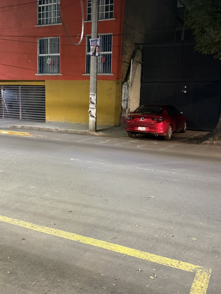 grillobau's tweet photo. @LaSEMOVI @UCS_GCDMX @supercivicosmx 
Van 2 noches que este Mazda obstruye la banqueta en Avenida Azcapotzalco. La ubicación es Avenida Azcapotzalco 67, San Álvaro. La gente tiene que pasar sobre la ciclovía. https://t.co/lhFCh8JBf1