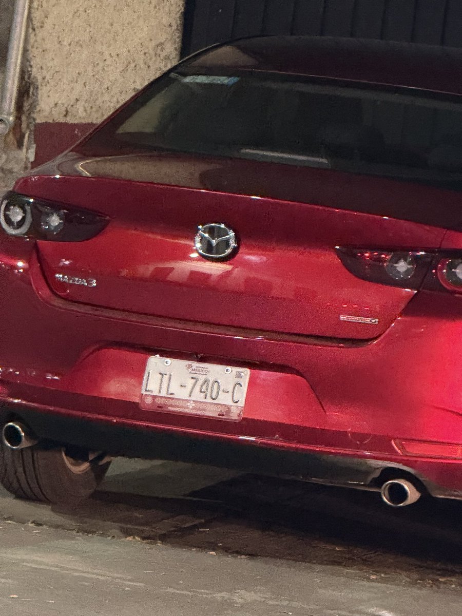grillobau's tweet photo. @LaSEMOVI @UCS_GCDMX @supercivicosmx 
Van 2 noches que este Mazda obstruye la banqueta en Avenida Azcapotzalco. La ubicación es Avenida Azcapotzalco 67, San Álvaro. La gente tiene que pasar sobre la ciclovía. https://t.co/lhFCh8JBf1