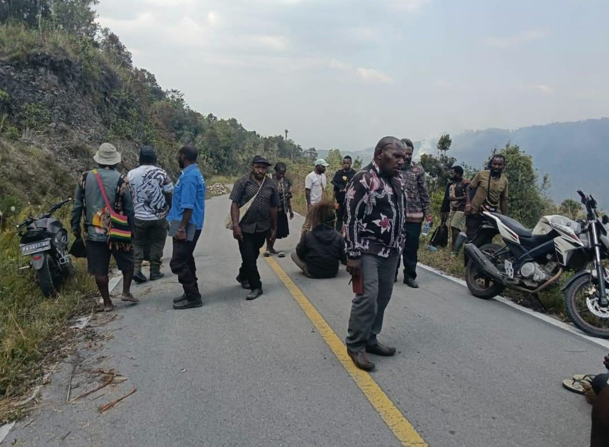 foolinsights's tweet photo. Ringkasan Peristiwa Penembakan Sopir di Jalur Trans Wamena–Nduga oleh TPNPB🤬

Waktu dan Lokasi: Selasa, 15 September 2026, di jalur Trans Wamena–Nduga (sekitar Gunung Boy/Pertigaan Danau Habema), Papua Pegunungan.

Kronologi Singkat:
Pencegatan: Kendaraan lajuran yang dikemudikan oleh Aris Sanda (warga asal Toraja) untuk menjemput rombongan masyarakat yang dikaitkan dengan Tomi Gwijangge dihadang oleh kelompok bersenjata.

Evakuasi Penumpang: Para penumpang dipaksa turun dan kemudian berhasil dievakuasi dalam keadaan selamat oleh tokoh masyarakat dan mahasiswa. Namun, Aris Sanda tetap ditahan.

Kabar Duka: Aris Sanda dilaporkan tewas ditembak dan kendaraannya dibakar setelah sempat dipaksa membuat pernyataan dukungan terhadap kemerdekaan Papua.

Klaim Pihak Bersenjata: Juru Bicara TPNPB, Sebby Sambom, menyatakan TPNPB Kodap III Ndugama Darakma bertanggung jawab atas penembakan tersebut dengan tuduhan bahwa korban adalah agen intelijen (klaim ini belum terverifikasi secara independen).

Status Terkini: Aparat berwenang masih mendalami informasi lengkap, kronologi, serta verifikasi independen terkait peristiwa kekerasan yang menimpa warga sipil di wilayah konflik tersebut