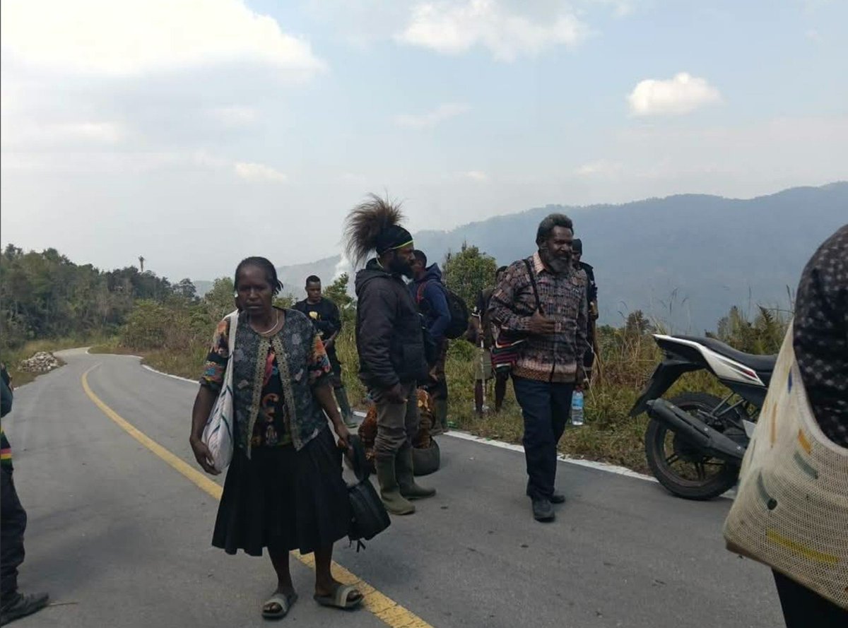 foolinsights's tweet photo. Ringkasan Peristiwa Penembakan Sopir di Jalur Trans Wamena–Nduga oleh TPNPB🤬

Waktu dan Lokasi: Selasa, 15 September 2026, di jalur Trans Wamena–Nduga (sekitar Gunung Boy/Pertigaan Danau Habema), Papua Pegunungan.

Kronologi Singkat:
Pencegatan: Kendaraan lajuran yang dikemudikan oleh Aris Sanda (warga asal Toraja) untuk menjemput rombongan masyarakat yang dikaitkan dengan Tomi Gwijangge dihadang oleh kelompok bersenjata.

Evakuasi Penumpang: Para penumpang dipaksa turun dan kemudian berhasil dievakuasi dalam keadaan selamat oleh tokoh masyarakat dan mahasiswa. Namun, Aris Sanda tetap ditahan.

Kabar Duka: Aris Sanda dilaporkan tewas ditembak dan kendaraannya dibakar setelah sempat dipaksa membuat pernyataan dukungan terhadap kemerdekaan Papua.

Klaim Pihak Bersenjata: Juru Bicara TPNPB, Sebby Sambom, menyatakan TPNPB Kodap III Ndugama Darakma bertanggung jawab atas penembakan tersebut dengan tuduhan bahwa korban adalah agen intelijen (klaim ini belum terverifikasi secara independen).

Status Terkini: Aparat berwenang masih mendalami informasi lengkap, kronologi, serta verifikasi independen terkait peristiwa kekerasan yang menimpa warga sipil di wilayah konflik tersebut