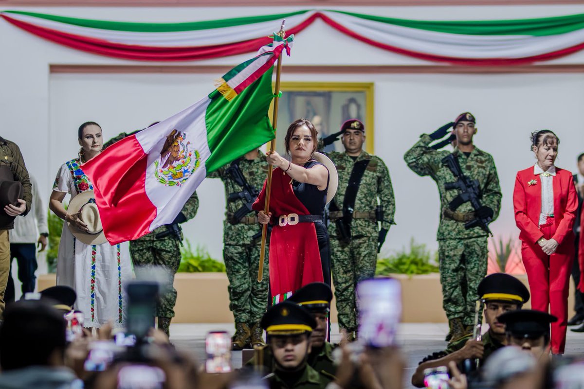 azucenau's tweet photo. 🚨“Esta noche hago un grito de justicia”: Grecia Quiroz

Ante miles de uruapenses, la presidenta municipal encabezó por primera vez el Grito de Independencia en Uruapan. Durante la ceremonia, recordó a Carlos Manzo y dedicó un llamado de justicia por las víctimas de la delincuencia, además de pedir por un Uruapan libre, soberano y en paz.

La noche concluyó con los tradicionales ¡Viva México! desde la Pérgola Municipal.
