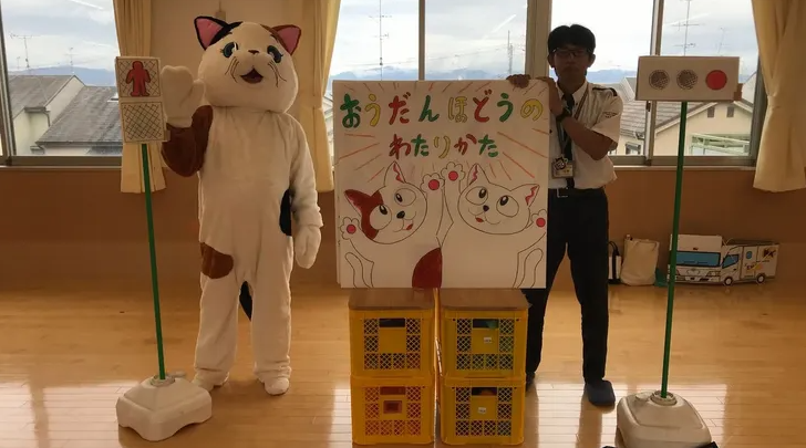 oharanohoikuen's tweet photo. 【もずめこども園：ブログ】交通安全教室
クロネコヤマトさんに来ていただき、幼児クラスで、横断歩道の渡り方を丁寧に教えていただきました。ミケちゃんにも見てもらい、実践！涼しくなってきたら、お散歩にも出掛ける予定なので、その時にも思い出してくれるかな～。
https://t.co/7bWKLhcwee https://t.co/sFHi3l4L4n