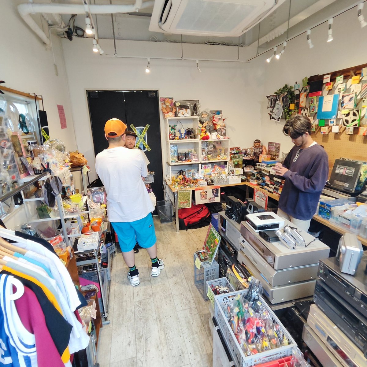 papelanpropus's tweet photo. MEDIATTACKS! 2日目スタートしました!
あいにくの雨ですが店内はおもちゃとデバイスでぎっしりです!
平日で人が少ないのでゆっくり店内ご覧になれますよ!
本日20:00までやってます!
お待ちしております!🙇
#トランスフォーマー #VHS #アメトイ https://t.co/51S1D9NCKm