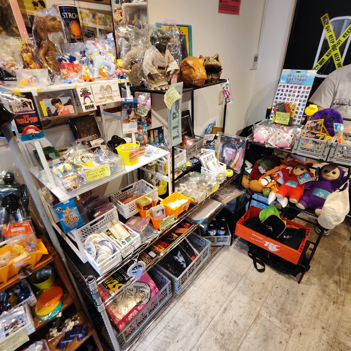 papelanpropus's tweet photo. MEDIATTACKS! 2日目スタートしました!
あいにくの雨ですが店内はおもちゃとデバイスでぎっしりです!
平日で人が少ないのでゆっくり店内ご覧になれますよ!
本日20:00までやってます!
お待ちしております!🙇
#トランスフォーマー #VHS #アメトイ https://t.co/51S1D9NCKm