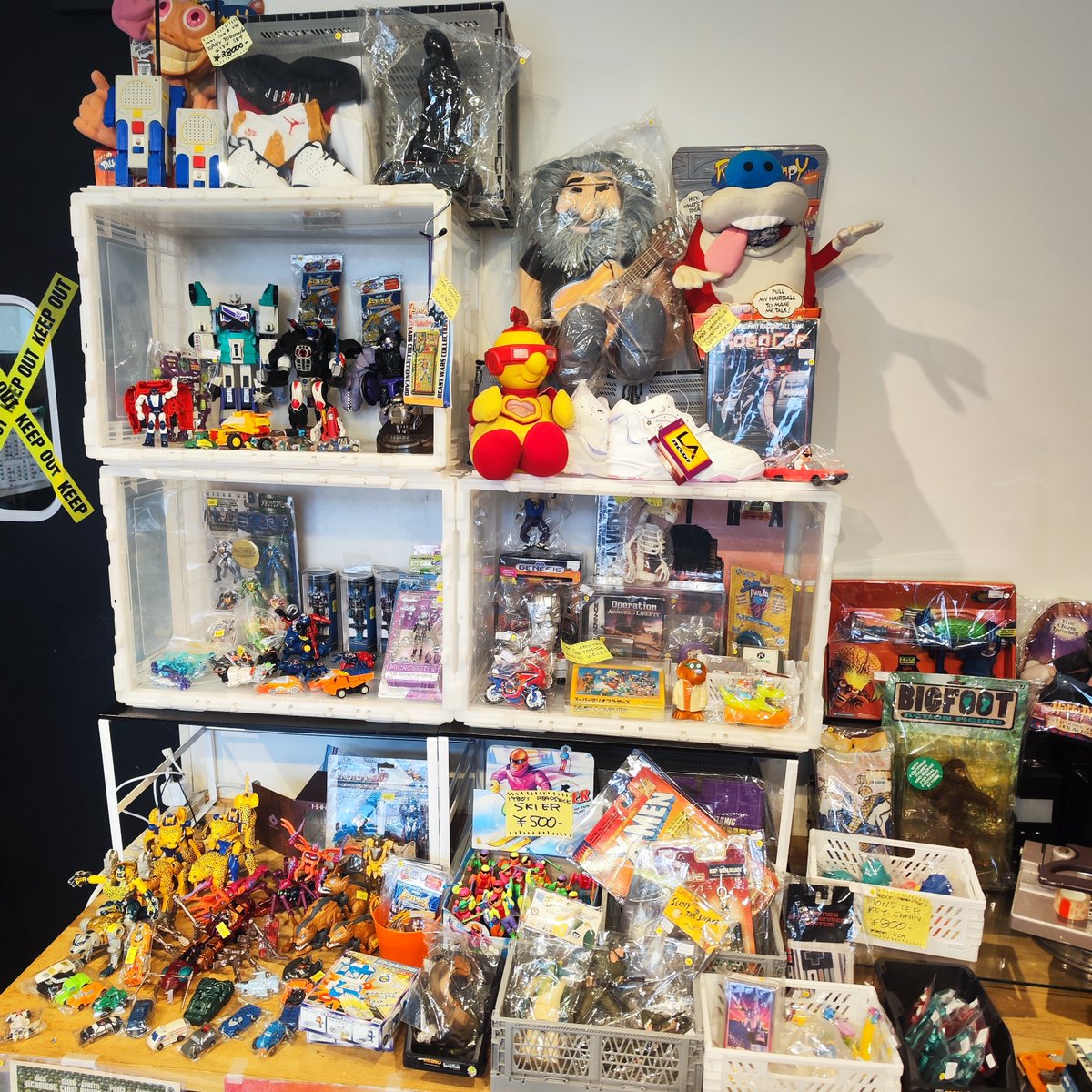 papelanpropus's tweet photo. MEDIATTACKS! 2日目スタートしました!
あいにくの雨ですが店内はおもちゃとデバイスでぎっしりです!
平日で人が少ないのでゆっくり店内ご覧になれますよ!
本日20:00までやってます!
お待ちしております!🙇
#トランスフォーマー #VHS #アメトイ https://t.co/51S1D9NCKm