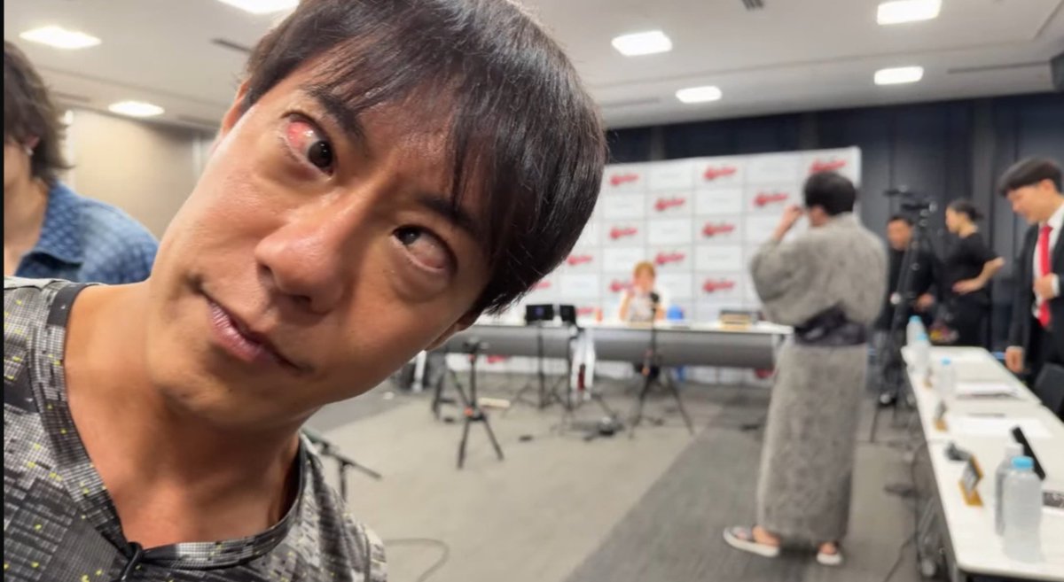 tagame's tweet photo. 堀大輔ウォッチング
最終日　13時27分頃

自称関西人だから面白いショートスリーパー(1日30分睡眠は嘘と認め済み)が、
血走った目でカメラに変顔をするのを見てる。

私は関西人じゃないからどこが面白いのか分からない。

「そう言いたいのは山々ですけど」を、
「マウンテンマウンテンですけど」って言い換えるのも、何が面白いのか分からん。

同接7500人程度。
一時は10万人いたのに。

「実はけっこう寝てる」って本人が認めたら、もう面白味はないからね。

「1日30分睡眠を証明する」と言い張っていた彼がちゃんと30分睡眠を守るかを見たかったんだから、
「嘘でした。追加で仮眠します」って認めて堂々と仮眠取るようになったら終わり。

30分睡眠が嘘なら、
仮眠は最大45分って話も、
まあ嘘だろうから。

彼からショートスリーパーって肩書き取ったら、もう、ただの筋トレ嘘つきおじさんでしかない。