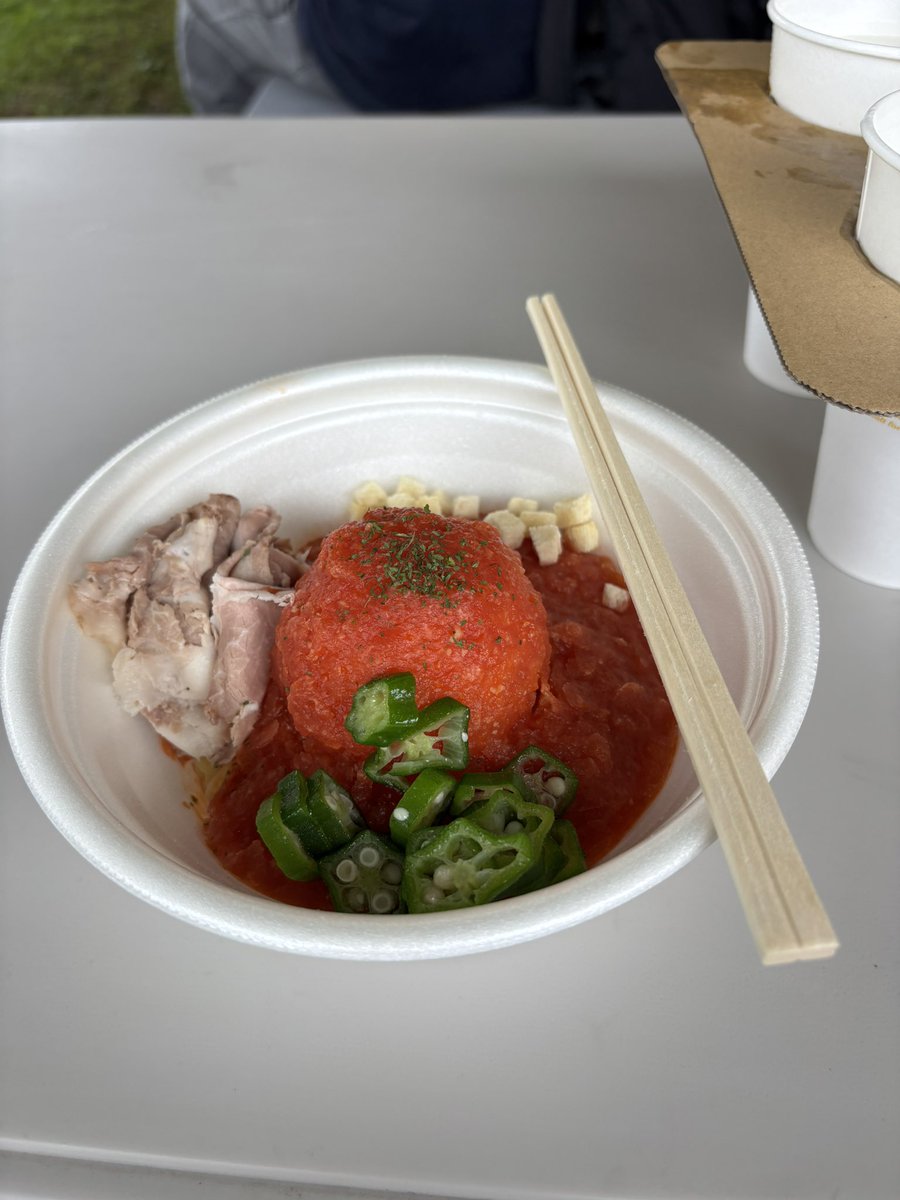ai_28__'s tweet photo. 今年もロッキン行けて幸🥹
このトマトラーメンは去年も食べて美味しかったからリピした！みんなおすすめだよ食べて🥹 https://t.co/JwkeF51739
