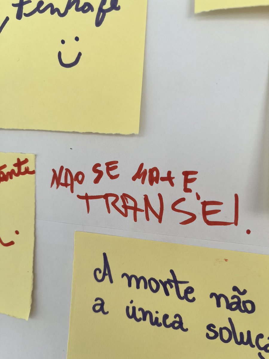 emyemysy's tweet photo. professora: escrevam mensagens de amor para o mês amarelo

Os alunos: https://t.co/qhZCRhGEE3