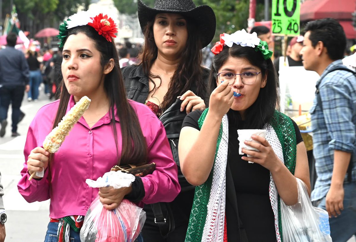 rosaicela_'s tweet photo. Cientos de personas continúan llegando al corazón de la Ciudad de México para disfrutar de la verbena popular y más tarde festejar el #GritoDeIndependencia. 🇲🇽@Claudiashein https://t.co/yLU6s0GHQU