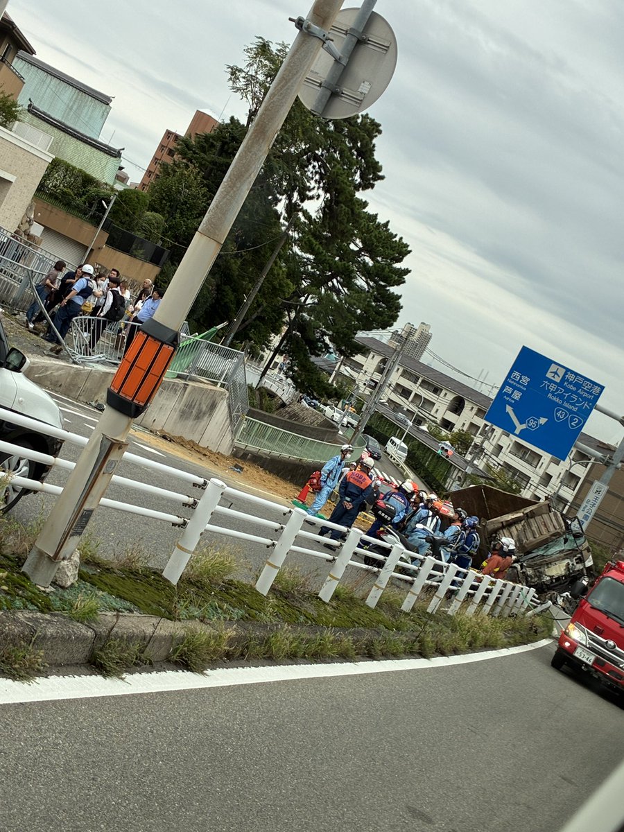 Yamama640's tweet photo. 六甲北有料派手にやってて大渋滞
北から来るなら避けたほうがいい
六甲トンネルまで混んでる https://t.co/JNSEl6aaxK