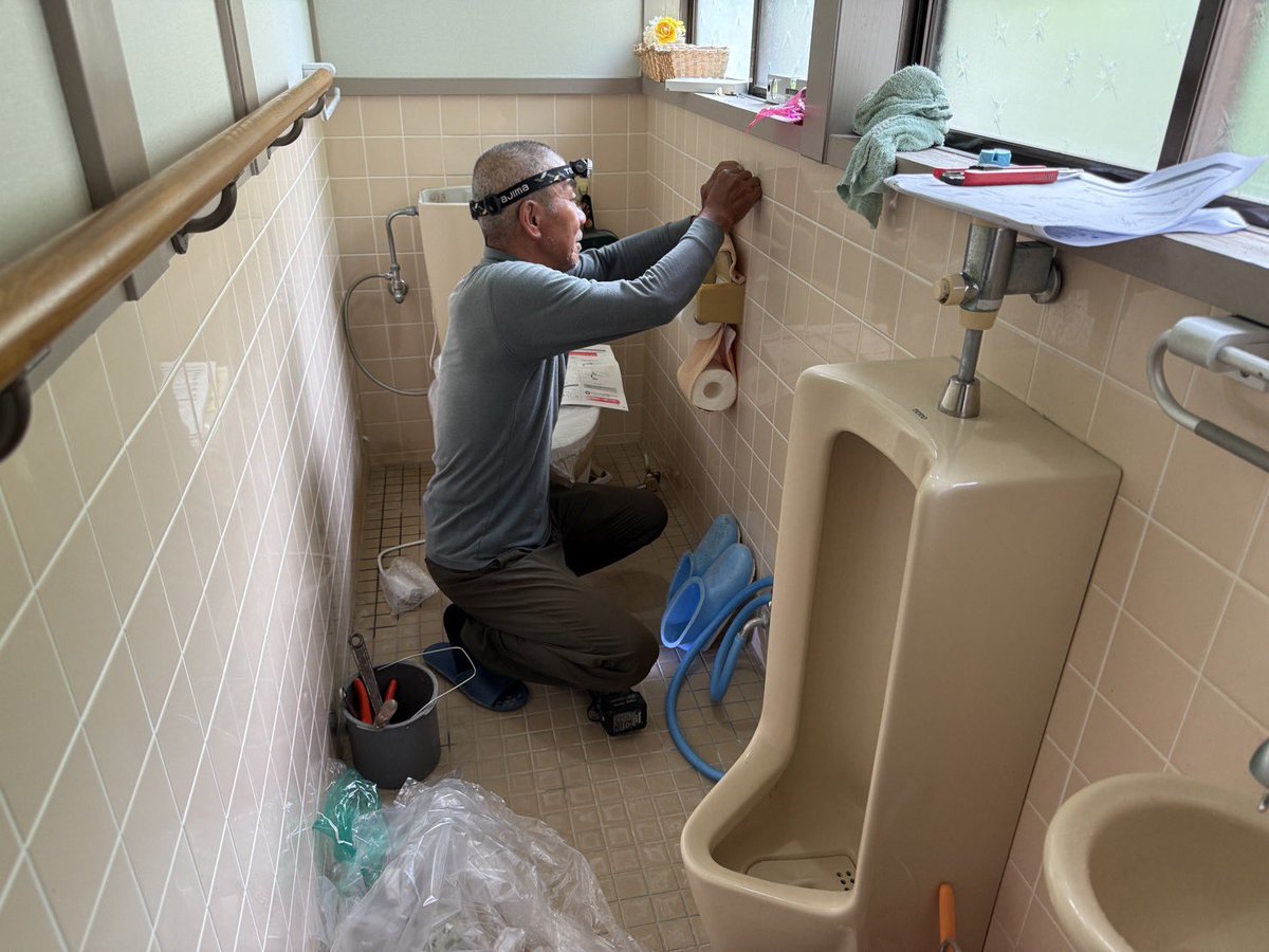 yoshihilo11's tweet photo. 🚽トイレ取付工事！

今回はトイレの取付をさせていただきました🔧
毎日使う場所だからこそ、安心して使えるよう丁寧に施工していきます。

トイレの交換はもちろん、
水漏れ・詰まり・ウォシュレットの不具合など、
ちょっとしたお困りごともお気軽にご相談ください😊

#津幡町　#岡田工務店　#トイレ https://t.co/lyTyHdm9Mx