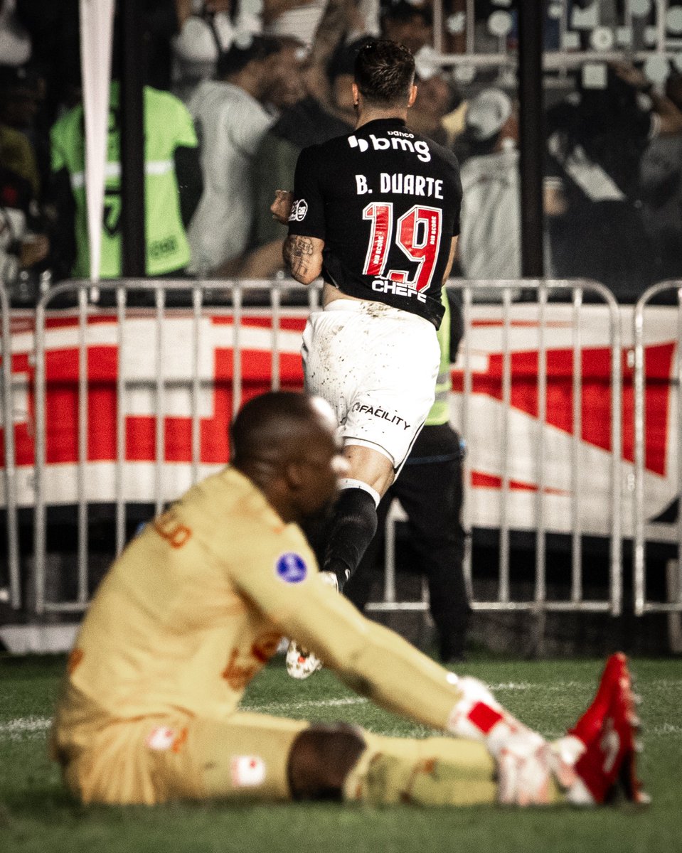 VascodaGama's tweet photo. JÁ SABEM, NÉ? 💢

A FOTO DO ATACANTE 🆚 GOLEIRO ADVERSÁRIO 😜

📸: Dikran Sahagian | #VascoDaGama https://t.co/5YupQepDZz