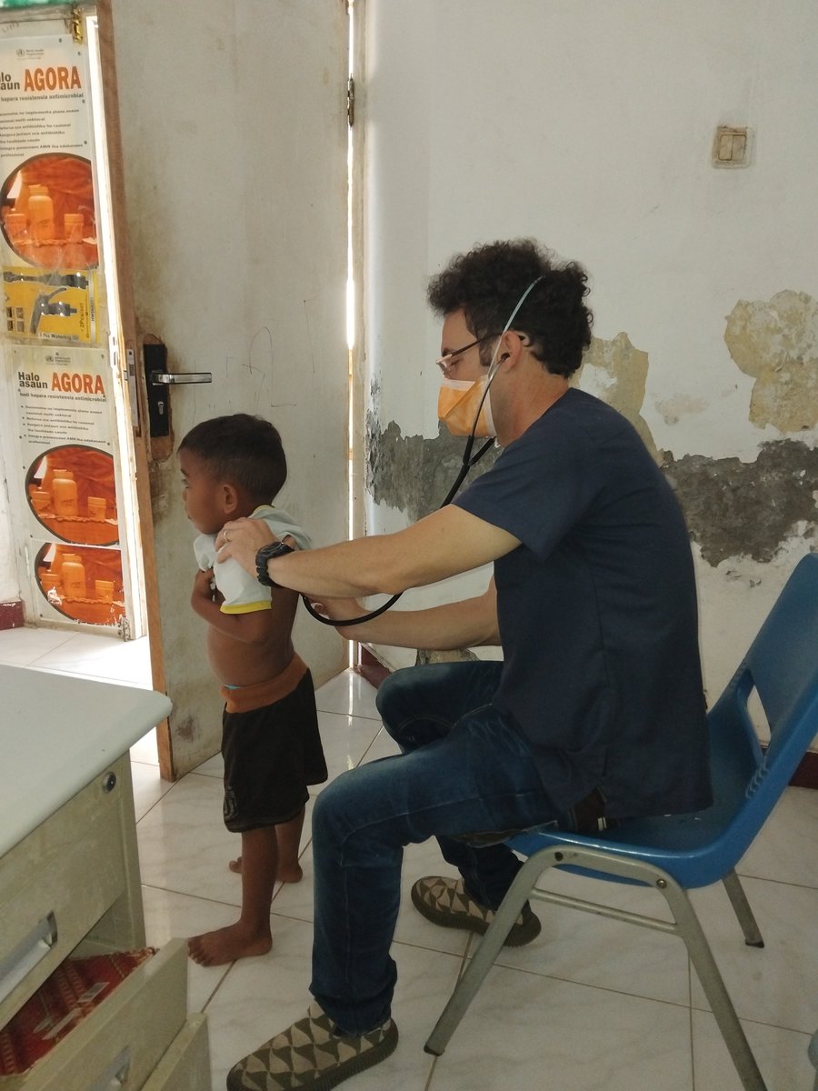 CubacooperaTLli's tweet photo. El Dr. Irovys Vázquez, Esp en MGI de la #BMCTL🇨🇺🇹🇱 en el municipio #Liquiçá brindando asistencia médica y seguimiento clínico, a pre escolar  con una IRA  , garantizando la atención oportuna, la vigilancia y el tratamiento adecuado #CubaCoopera #CubaPorLaSalud https://t.co/q75En08Q2o