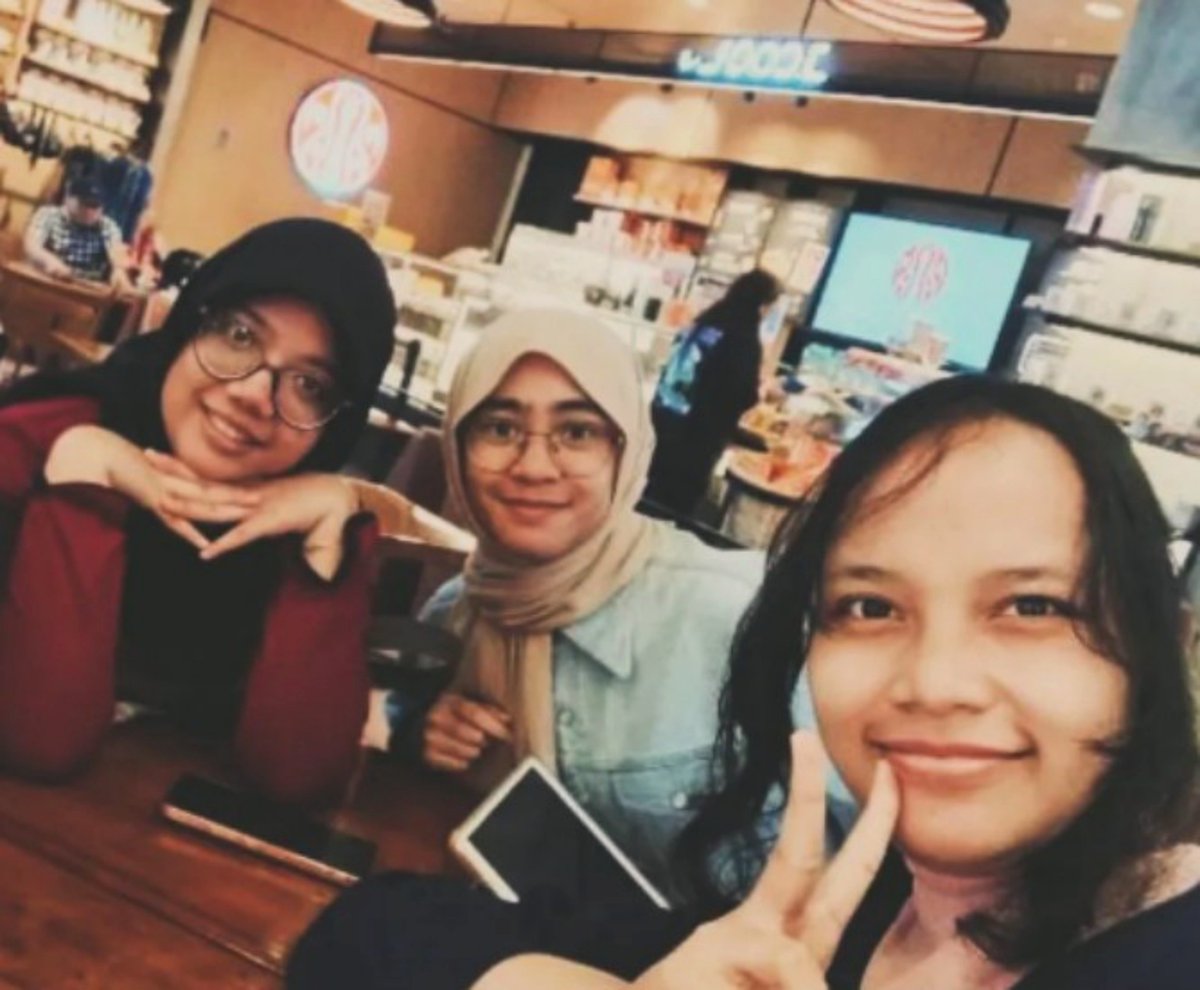 Tukangpermakk's tweet photo. Sahabatan 10 tahun tapi gk pernah take a photobooth itu adalah kita https://t.co/q7e5lgutOO