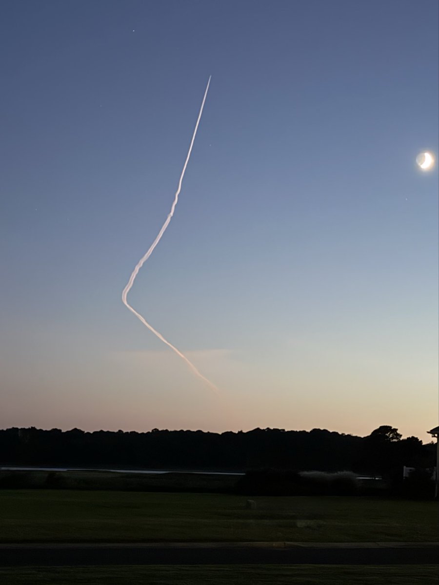 StevenSLakin's tweet photo. NASA Wallops Island VA rocket launch tonight, taken from my front yard. https://t.co/u2YcuqXJIS