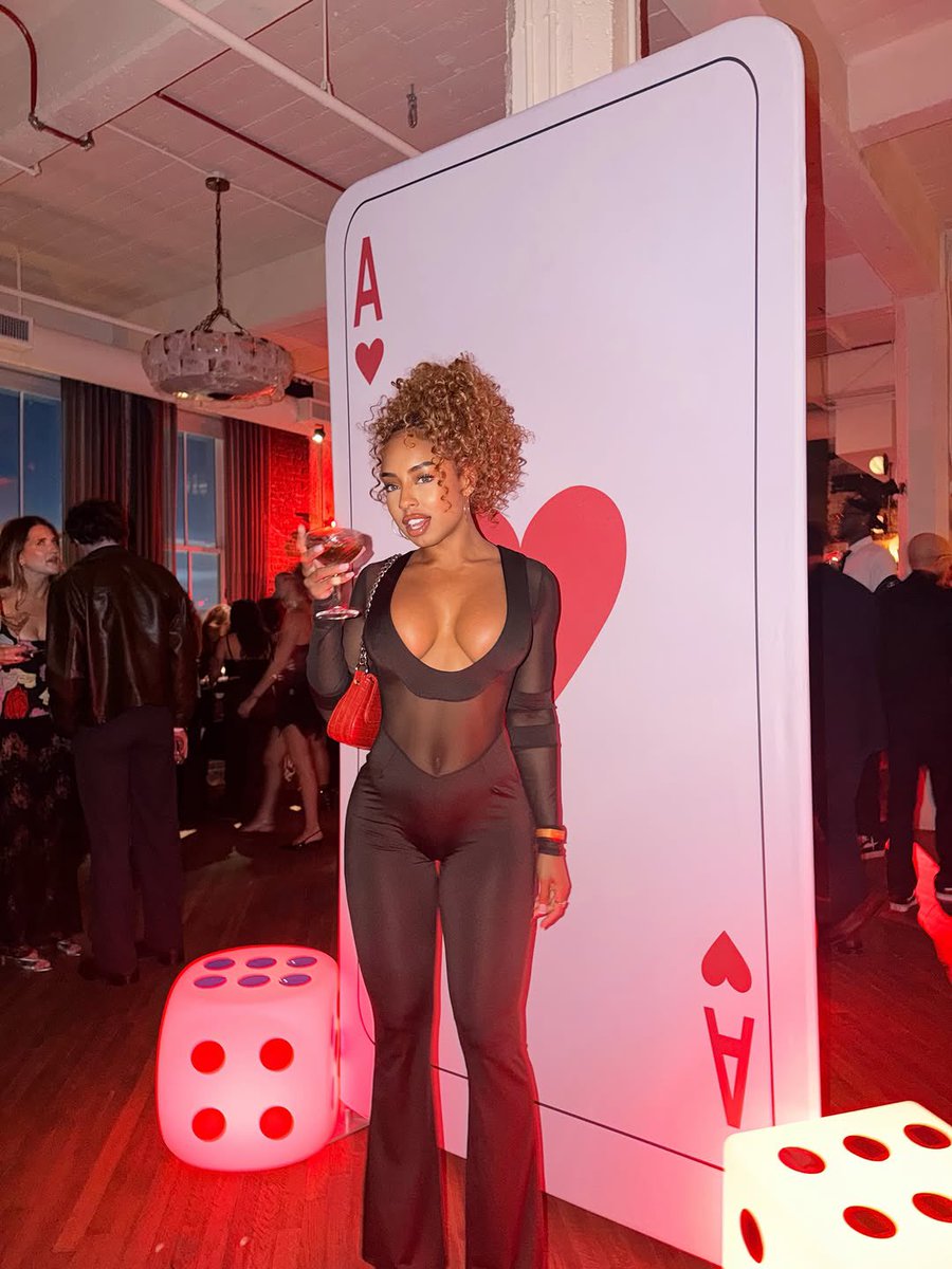 QimmahRussq's tweet photo. A little black dress, a little red energy ❤️♠️ What do you think of the look? https://t.co/hGBWItTQy3