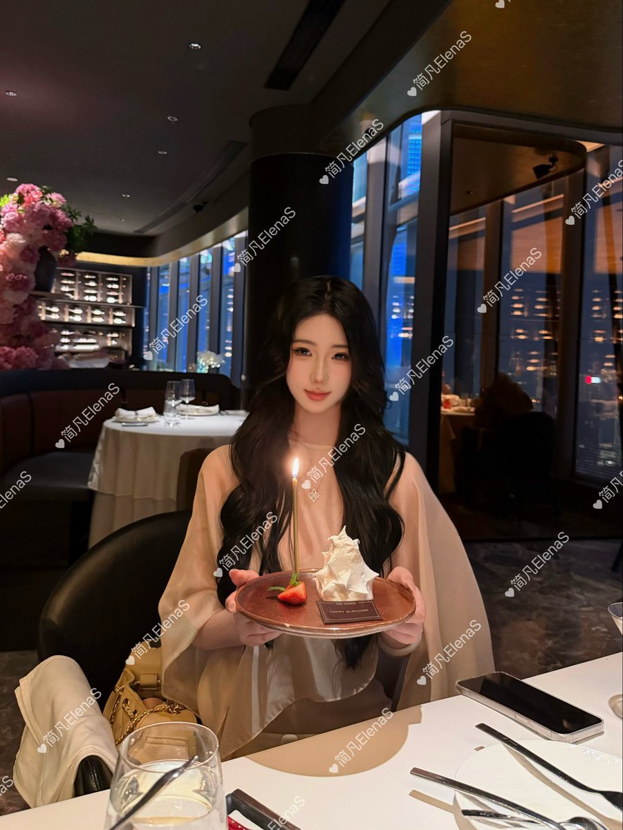 KingstarGuo0617's tweet photo. 為此，我想寫一篇帖子關於我的主人簡凡

我們相識於2025年12月，當時她在上海，我從香港去內地出差，心裡沒有報太多的希望能在內地找到一位高貴的女王，在女主天地網頁翻來翻去，眼前突然一亮，這名字很好聽的哎，簡凡—-簡單平凡，好樸實而又透露著大氣的名字，這是我的第一印像 https://t.co/p8DJzsDyv5
