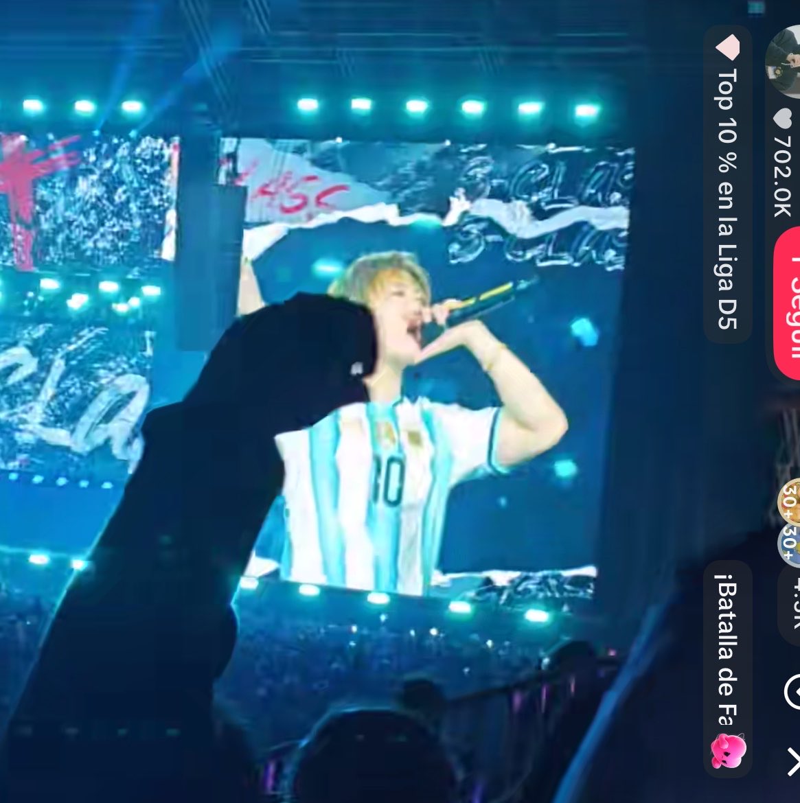 stayvillesp's tweet photo. CHANGBIN SALIÓ CON LA CAMISETA ARGENTINA LA RE PUTA MADRE

#STRAYCITY https://t.co/gyhfZKkMn0