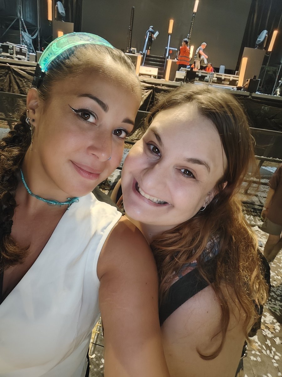 evytahCh's tweet photo. @Chenoa @crispi23 Reencuentros que saben a nostalgia, a conciertos, a risas, y a Piña 🍍✨ https://t.co/7EkvN7Nq0t