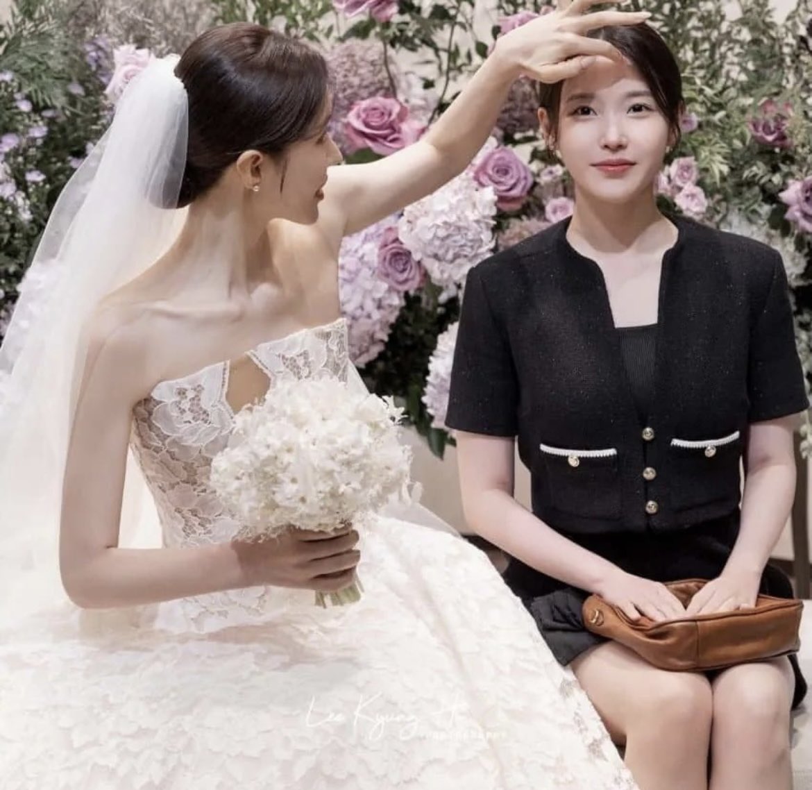 zipbaab's tweet photo. 진정한 직업정신이란 이런 것이다
(헤어 스타일리스트 결혼식에 간 아이유) https://t.co/s1mKVwOgju