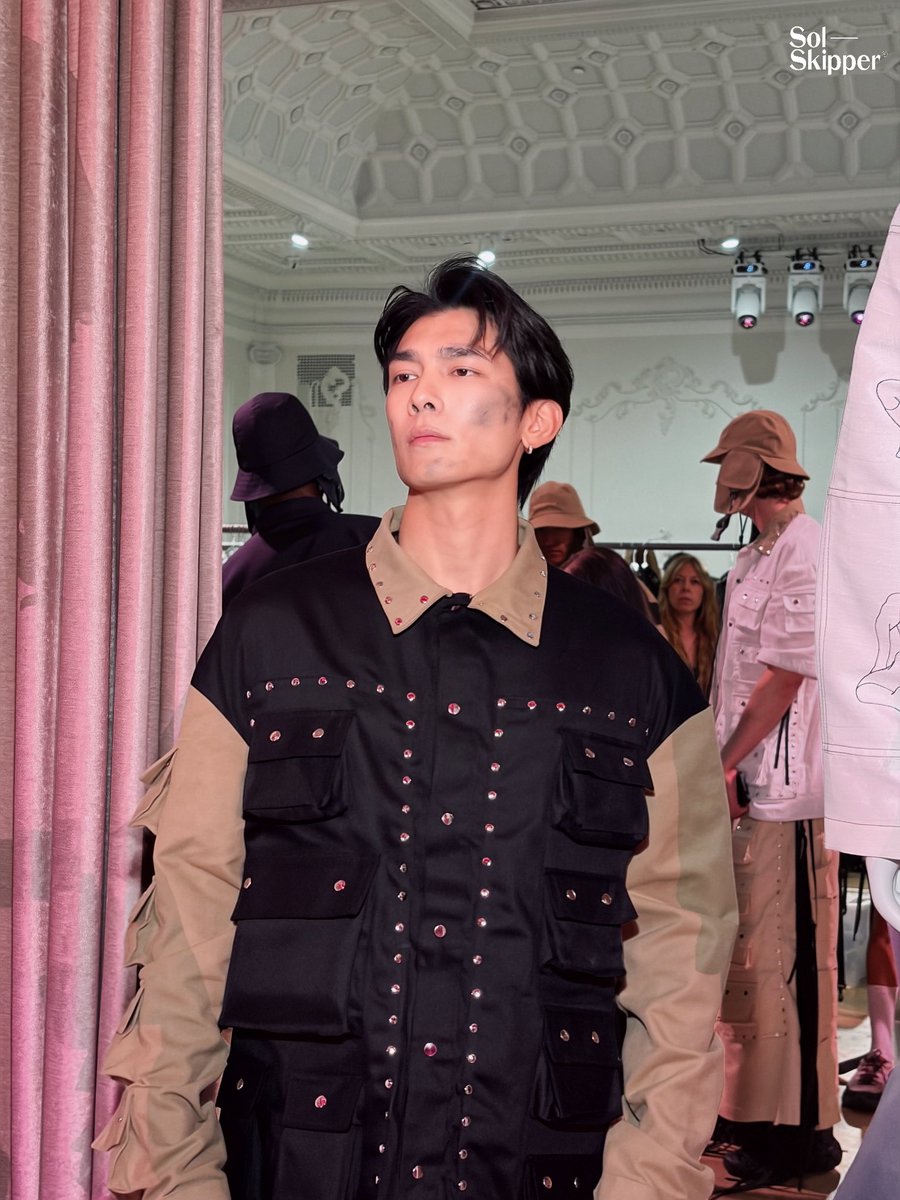 SolSkipperCo's tweet photo. Can we take a moment for that jawline?🫠🫠

MEW ONE NIGHT IN BKK

@MSuppasit
#OneNightRunwayxMew
#MEWinNYFW2026
#OneNightinBangkokSS2027 https://t.co/XVkwKlzbCn