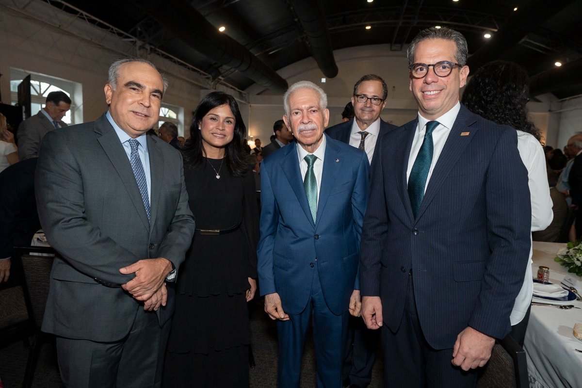 ANJE_RD's tweet photo. Nuestro presidente, Boris De León Reyes; nuestra primera vicepresidenta, Karina Mancebo; y nuestra segunda vicepresidenta, Gisselle Valera, participaron en el Almuerzo AMCHAMDR, que tuvo como orador invitado y huésped de honor a Luis Molina Achécar, presidente del BHD. https://t.co/XatofkEHAG