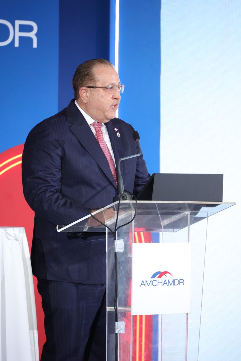 ANJE_RD's tweet photo. Nuestro presidente, Boris De León Reyes; nuestra primera vicepresidenta, Karina Mancebo; y nuestra segunda vicepresidenta, Gisselle Valera, participaron en el Almuerzo AMCHAMDR, que tuvo como orador invitado y huésped de honor a Luis Molina Achécar, presidente del BHD. https://t.co/XatofkEHAG
