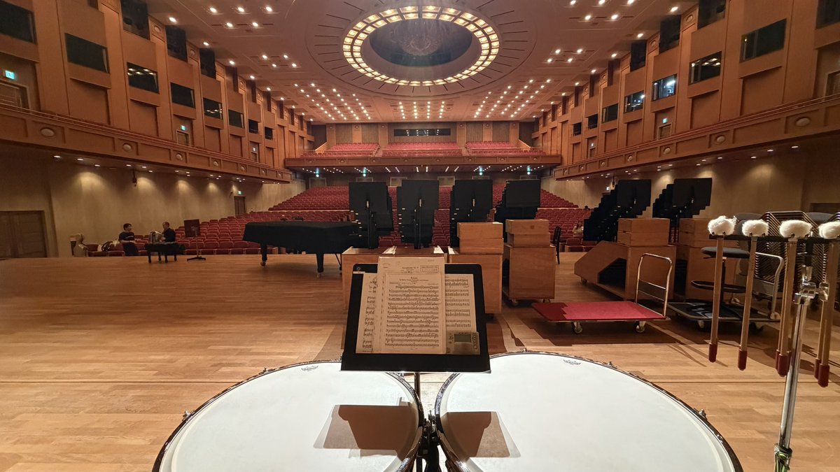 perc_akihiro's tweet photo. 吹奏楽ではひどいと下手側の反響板きわきわに追いやられるティンパニ。最上段センターが理想だけど、せめて段上に配置したいものです。ちなみにオケの一番の特等席は間違いなくティンパニです✨️ 全奏者を見渡せるので👀 https://t.co/NktV2F9JYZ