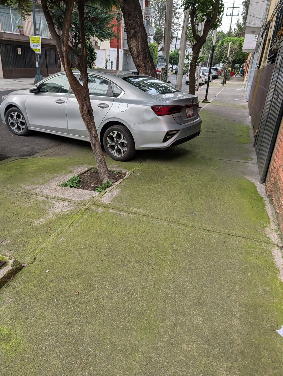 Cannibalistico's tweet photo. Hola @UCS_GCDMX @C5_CDMX
Me ayudas con este vehículo sobre la banqueta en calle Aragón #178 col álamos bj https://t.co/A02Vp4Mkj4
