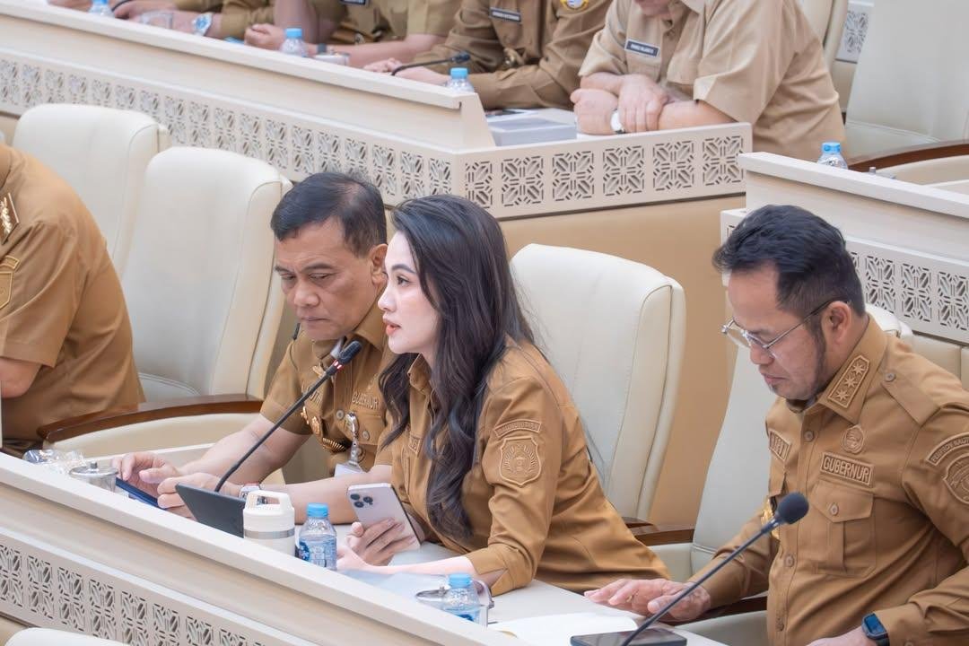 Hidupsebagai62's tweet photo. Kira2 Bu Sherly lagi buka apa ya?

Sampai bapak nya melirik gtu.
Serius banget https://t.co/A5n4VZeSGi