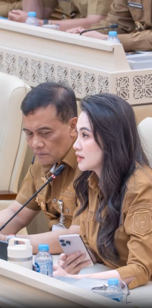 Hidupsebagai62's tweet photo. Kira2 Bu Sherly lagi buka apa ya?

Sampai bapak nya melirik gtu.
Serius banget https://t.co/A5n4VZeSGi