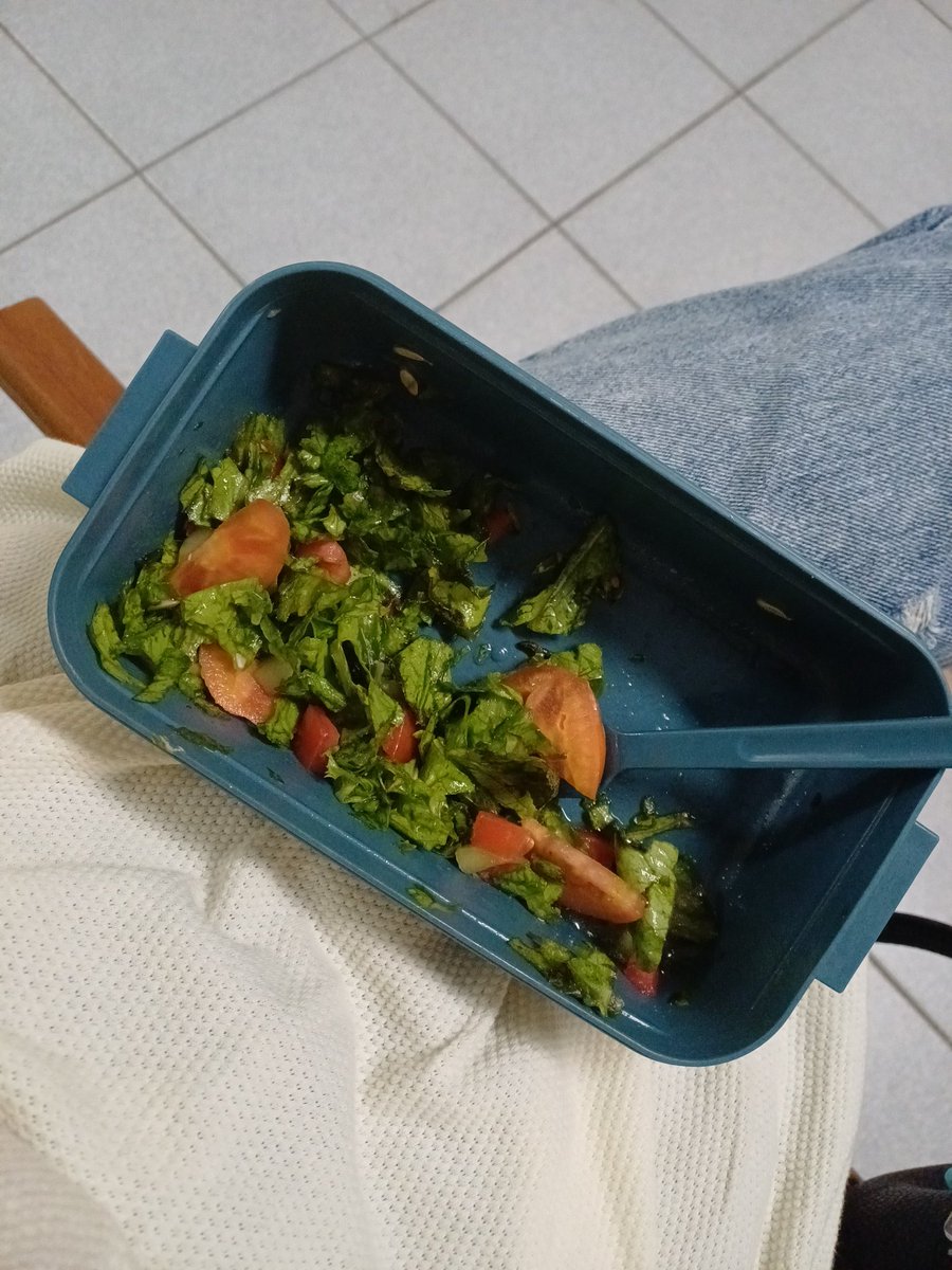 lowizkcall's tweet photo. to jantando na faculdade ed ja comi boa parte https://t.co/LTwqJd2BfL