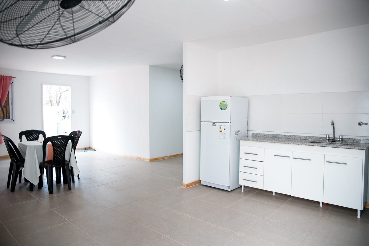 gobdecordoba's tweet photo. 🏠 En #VillaDolores, habilitamos una nueva Casa de Pre-Egreso en Sauce Arriba, destinada a acompañar a internas en la etapa previa a su reinserción social.

🛡️ El espacio, que contempla #seguridad y mejores condiciones para quienes trabajan y cumplen sus procesos dentro del sistema, forma parte del plan de modernización e inversión en #infraestructura penitenciaria que llevamos adelante en toda la provincia.

🏥🚑 También, habilitamos la ampliación del Servicio Médico del Complejo Penitenciario N.º 8, con un nuevo sector de internación femenina, una nueva ambulancia, un grupo electrógeno y mejoras en las salas.

🤝 Seguimos trabajando para tener establecimientos más seguros, mejores espacios de #trabajo y un sistema penitenciario preparado para acompañar los procesos de reinserción.

#HacerParaCrecer