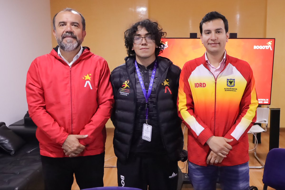 danielgarciacg's tweet photo. En el @IDRD fortalecemos la participación democrática del Equipo Bogotá. Tras la votación del 3 y 4 de septiembre, formalizamos la posesión y acreditación de sus representantes para el periodo 2026-2028.

Con esta elección, Andrea Yurany González, representante principal del sector olímpico; Carlos Alberto Ramírez, suplente; Ángel Felipe Sierra, representante principal del sector paralímpico; y Juana Gisell Salas, suplente, llevarán la voz de deportistas y paradeportistas a los espacios de gobernanza del Instituto.

En @Bogota seguimos fortaleciendo espacios de participación y diálogo para construir, entre todos, un deporte con mayor representación.